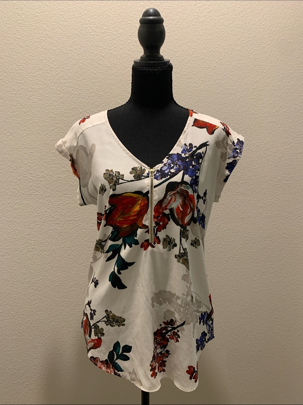 Express White Floral V-Neck Zip Front Blouse with Red & Purple Accents (Size S)